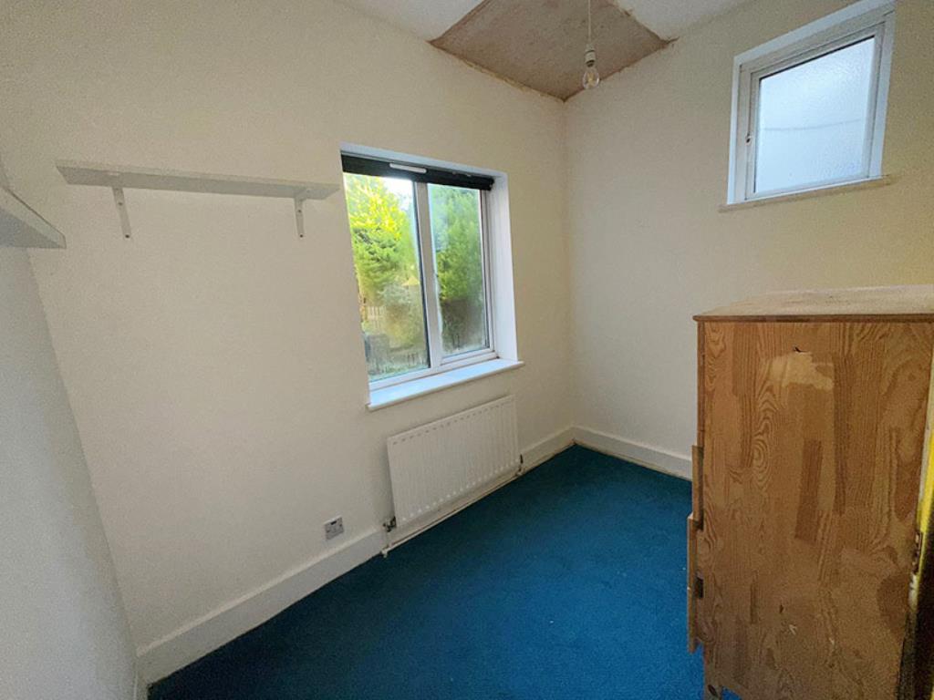 Lot: 166 - TWO-BEDROOM GROUND FLOOR FLAT WITH GARDEN - Bedroom two, with window that looks over the back garden